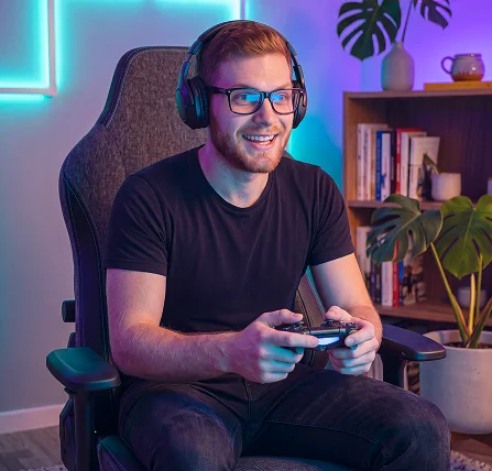 Desenvolvedor jogando videogame em casa