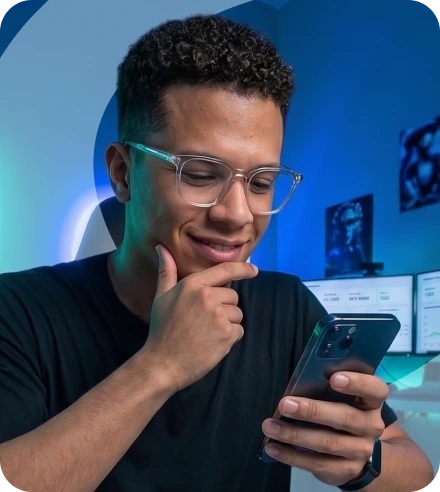 Prestador de serviços sorrindo ao ver a invoice pelo celular