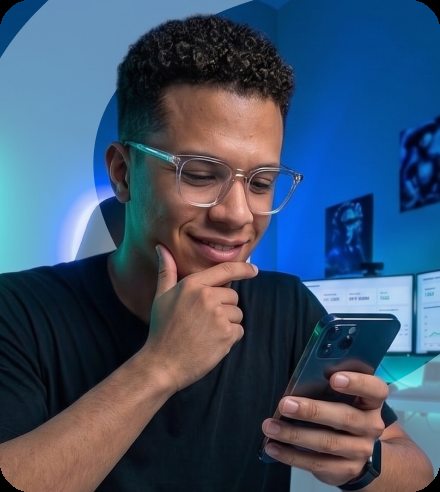 Prestador de serviço consultando dúvidas sobre invoice no celular